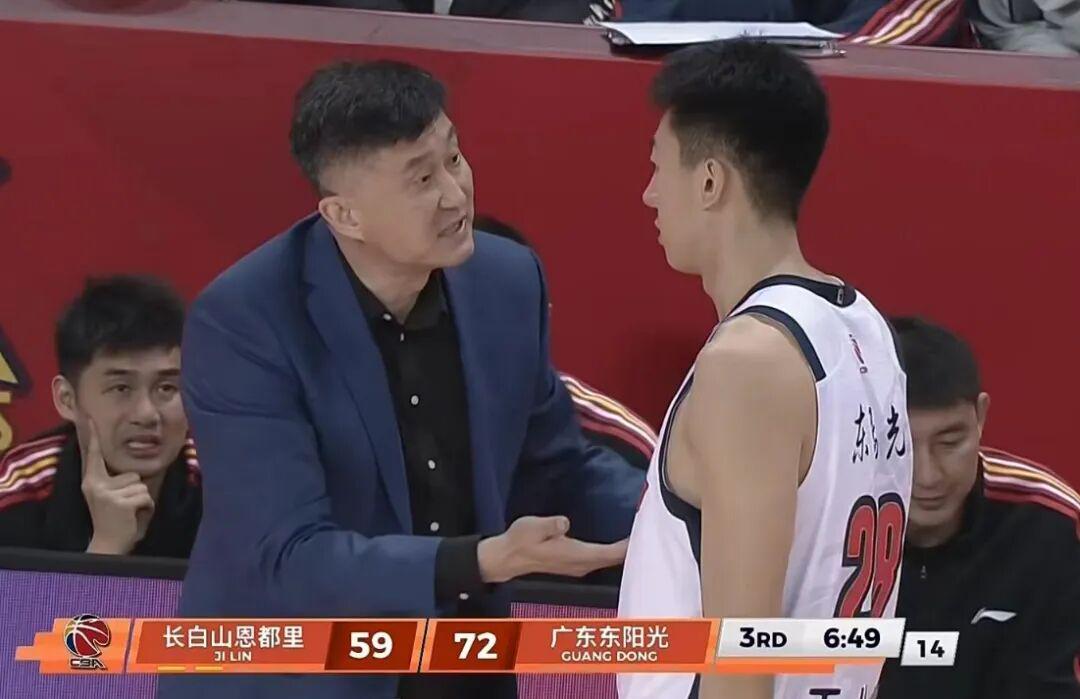 华体会体育官方入口-广东男篮21分大胜，奎因42+7+8打出个人秀，焦伯乔伤退姜伟泽27分